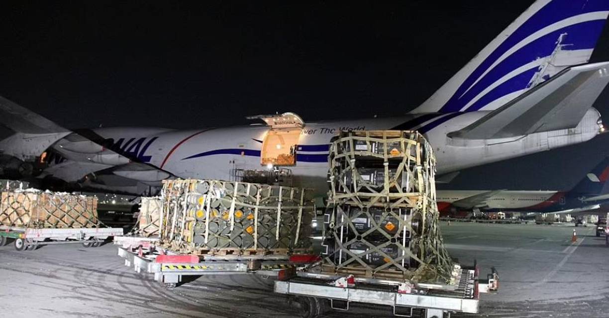 Un avión estadunidense con cargamento militar que incluye cientos de misiles antitanque Javelin (jabalinas), lanzadores y otras armas letales llegó a Ucrania el martes, en el tercer envío de armamento valorado en 200 millones de dólares para apoyar a Kiev mientras que se prepara para una posible ofensiva militar rusa.