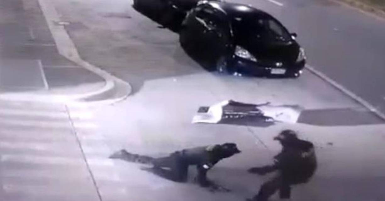 Uno de los asaltantes cae herido y un compinche lo auxilia para llevárselo. El expresidente Lobo dijo que un motorista de su hijo logró disparar a los agresores.