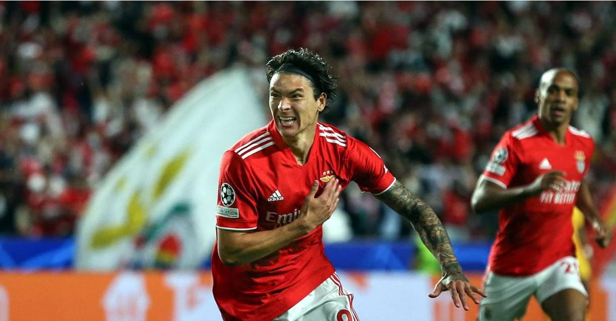 El delantero uruguayo corriendo a celebrar su primer gol ante el Barcelona.