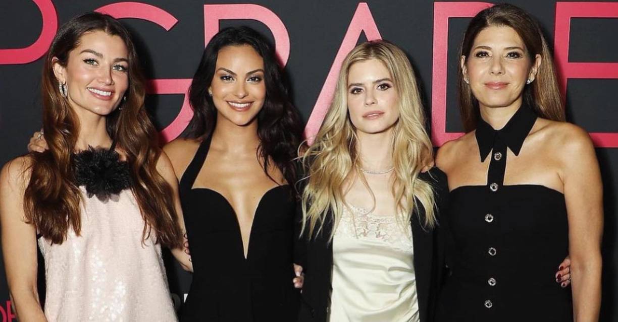 Tomei es muy activa en su cuenta de Instagram, donde comparte contenido de su vida cotidiana y de las colaboraciones que tiene con diferentes marcas. En esta imagen promociona la nueva comedia romántica de Amazon Prime llamada “Upgraded” junto a Rachel Matthews (31) Camila Mendes (30) y Saoirse-Monica Jackson (31).