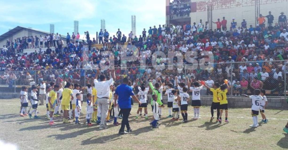 Los niños también disfrutaron del partido en Roatán.