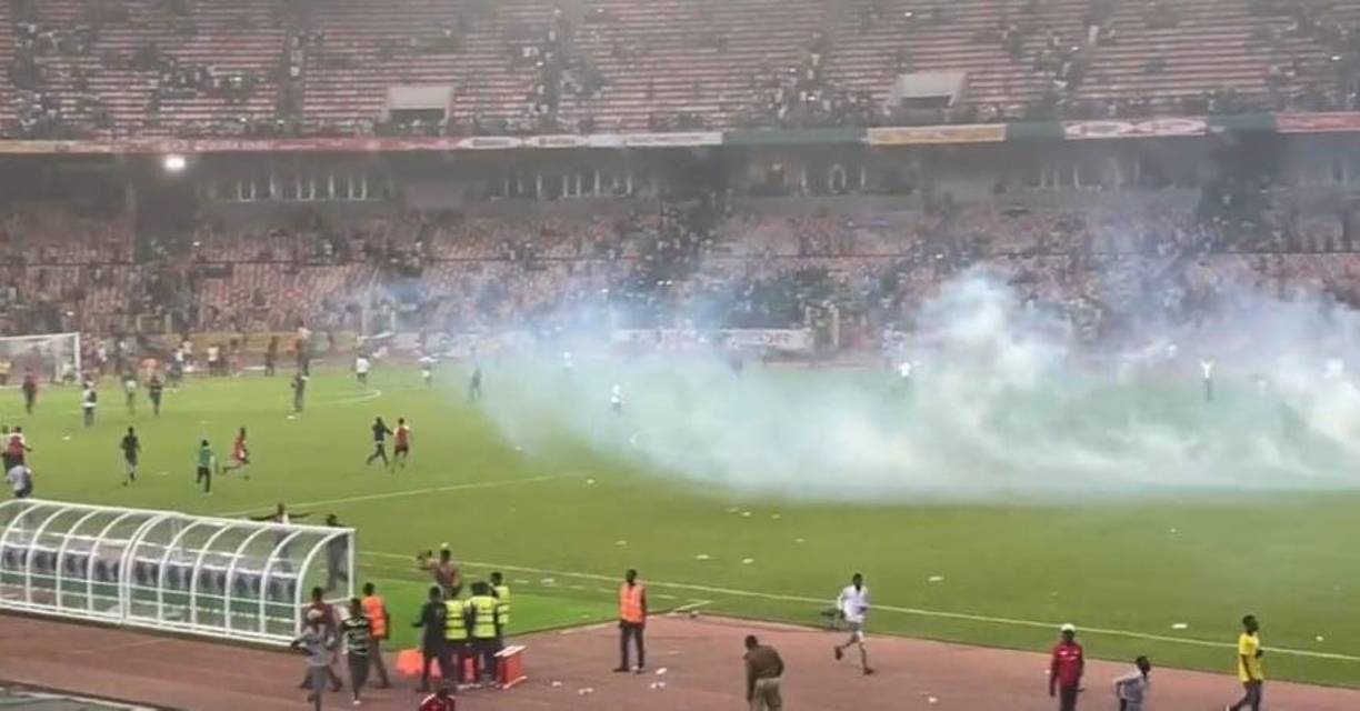 Los aficionados intentaron agredir a los seleccionados de Nigeria que no pudieron clasificar al Mundial.