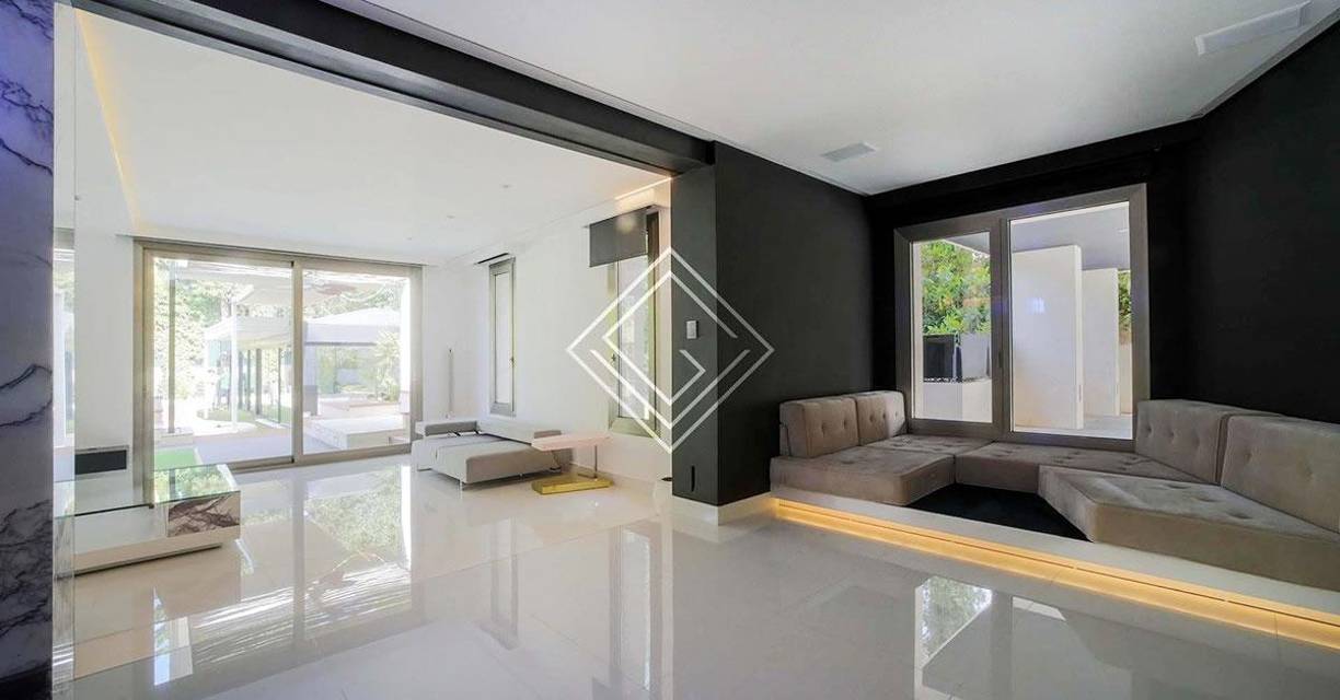 En cuanto a la segunda planta, en esta se encuentra el dormitorio principal con terraza, despacho y varios vestidores, una habitación del pánico, un baño con ducha, bañera de hidromasaje y baño turco, además de una pequeña cocina.