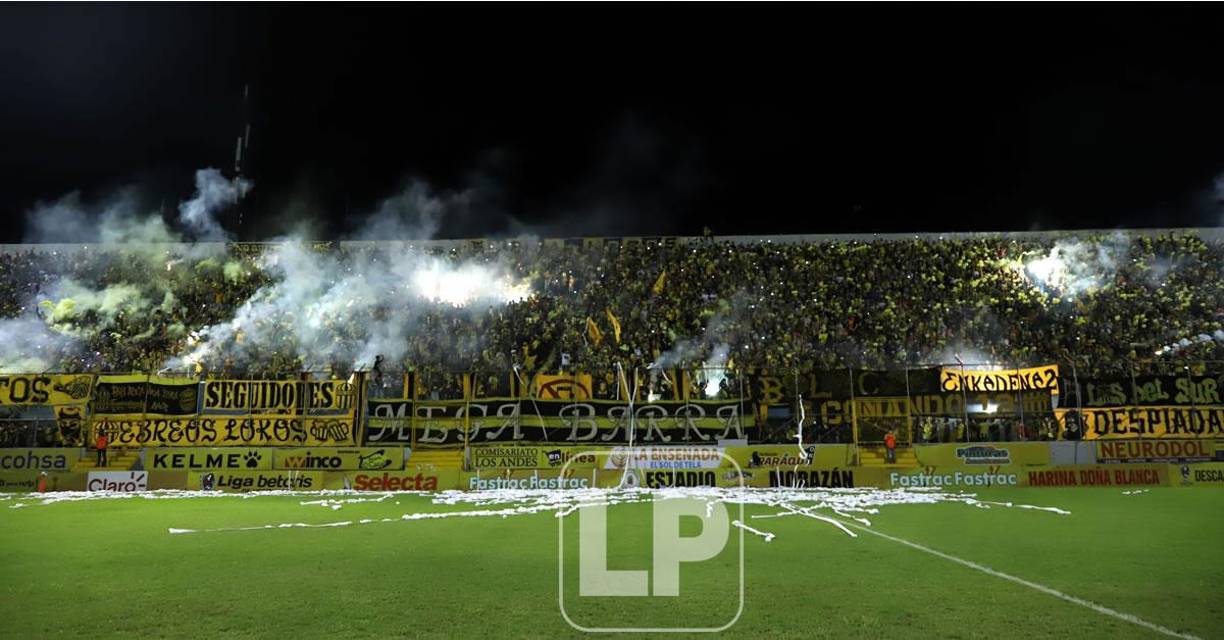 La afición del Real Españallenó el estadio Morazán para apoyar a su equipo.