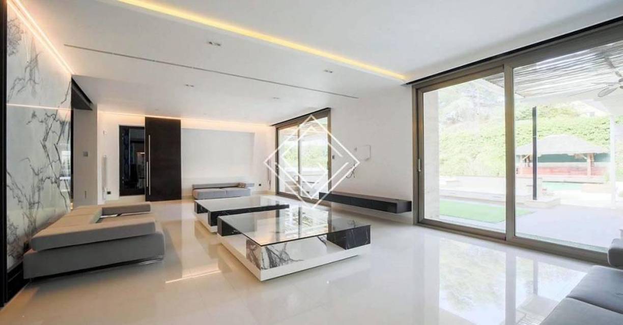 En cuanto a los espacios exteriores, se incluye una casa independiente para invitados, ampliando las posibilidades de alojamiento sin restar privacidad al espacio principal.