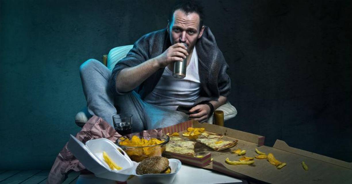 Según Mocker, “causan inflamación la sobrealimentación, el consumo de productos ultraprocesados, el sedentarismo, el estrés, el exceso de alcohol, el tabaco, la falta de naturaleza, hacer demasiada vida dentro de edificios, delante de pantallas y rodeados de ondas electromagnéticas, así como la exposición a químicos y tóxicos presentes en diversos productos y utensilios”.