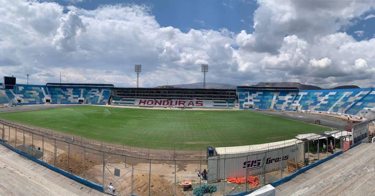 Asimismo, el estadio está siendo regado también con tubería auxiliar para mejorar su humedad.