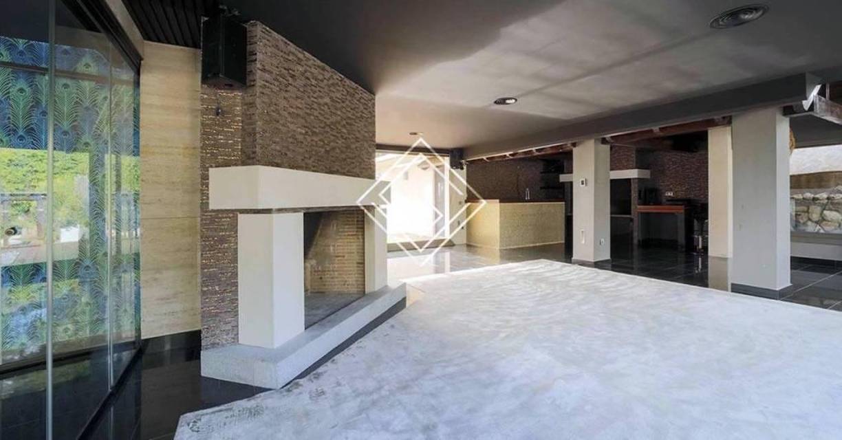 En cuanto a la segunda planta, en esta se encuentra el dormitorio principal con terraza, despacho y varios vestidores, una habitación del pánico, un baño con ducha y una cocina.