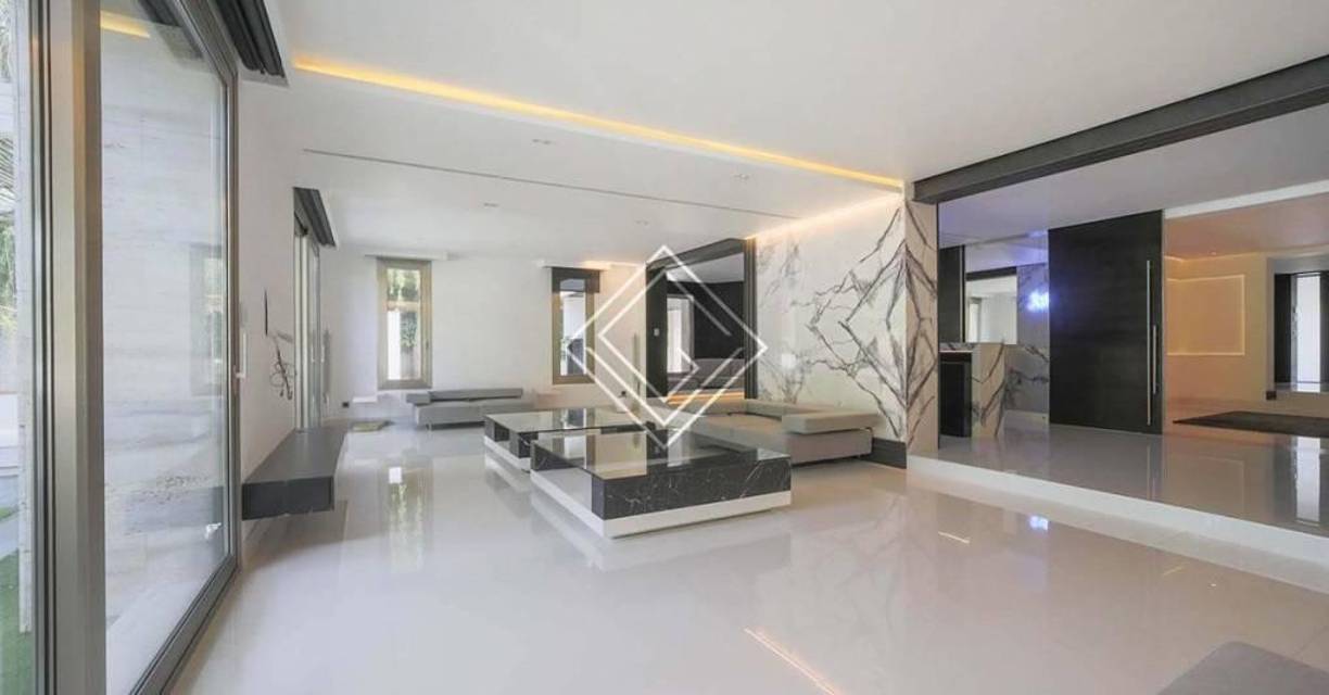 La casa tiene una gran sala de cine con sus butacas, una zona dedicada al ocio y una zona de bar contigua a una piscina climatiza con duchas y baño.