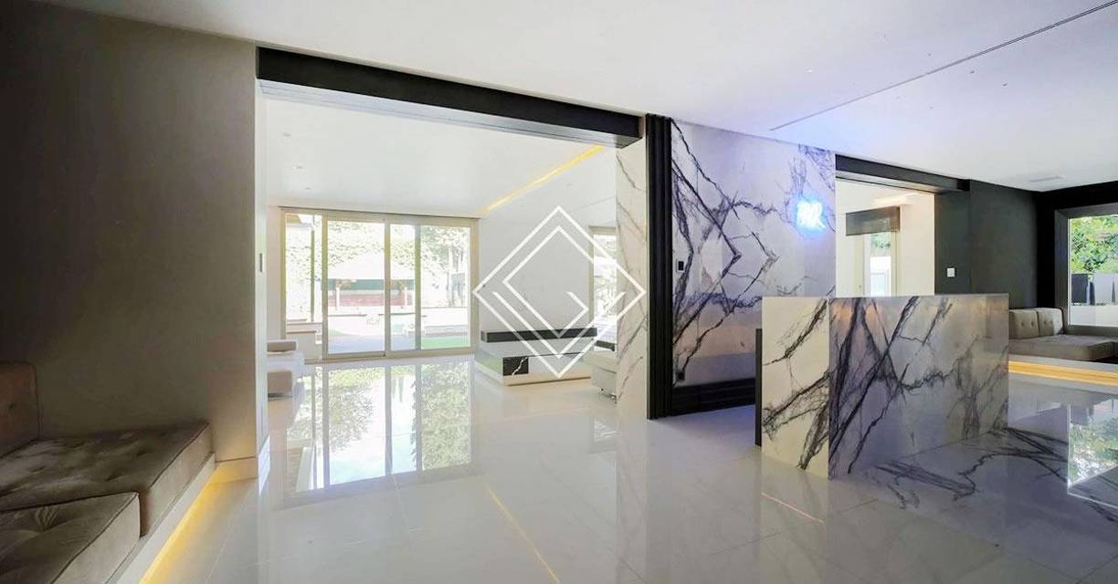 El inmueble, que consta de 1.000 m2, ha sido reformado recientemente con materiales de alta calidad y diseño. Es puro lujo.