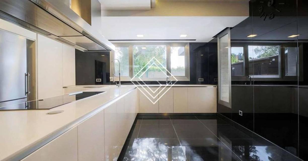 Al subir a la primera planta, esta se divide en cuatro dormitorios con baño propio y una amplia sala diáfana con acceso a una enorme terraza cubierta. 