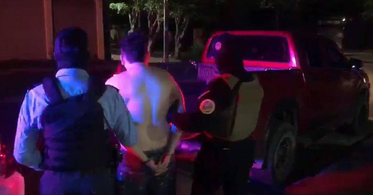 El hombre, después de varios minutos, decidió entregarse a autoridades. En ese momento, acusó a los policías de dispararle.