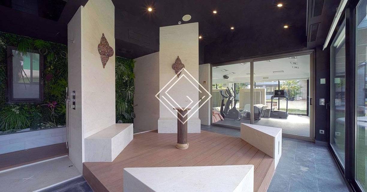 La casa también cuenta con una sala de gimnasio para mantenerse en forma.