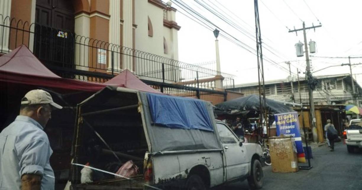 Al peatón no le queda más remedio que circular por la calle, a riesgo de ser golpeados por los vehículos que pasan y con los que tienen que competir por el espacio de circulación.