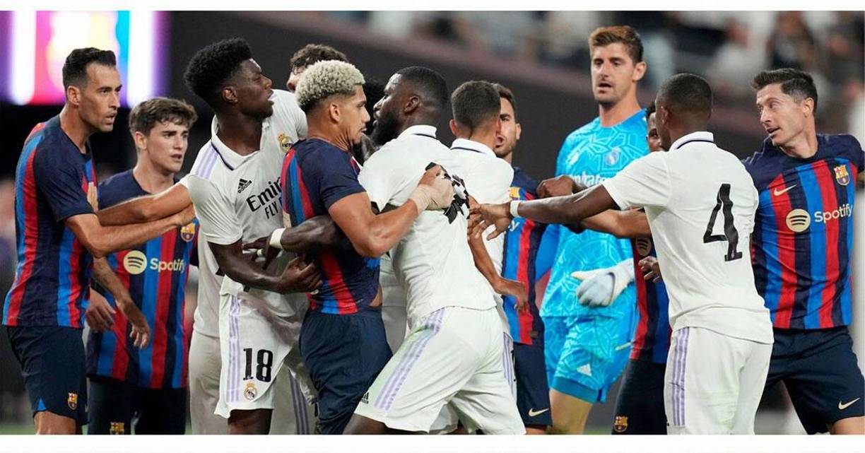 Esa falta sobre Vinicius provocó una tremenda bronca y se enfrentaron Ronald Araújo con Antonio Rüdiger.