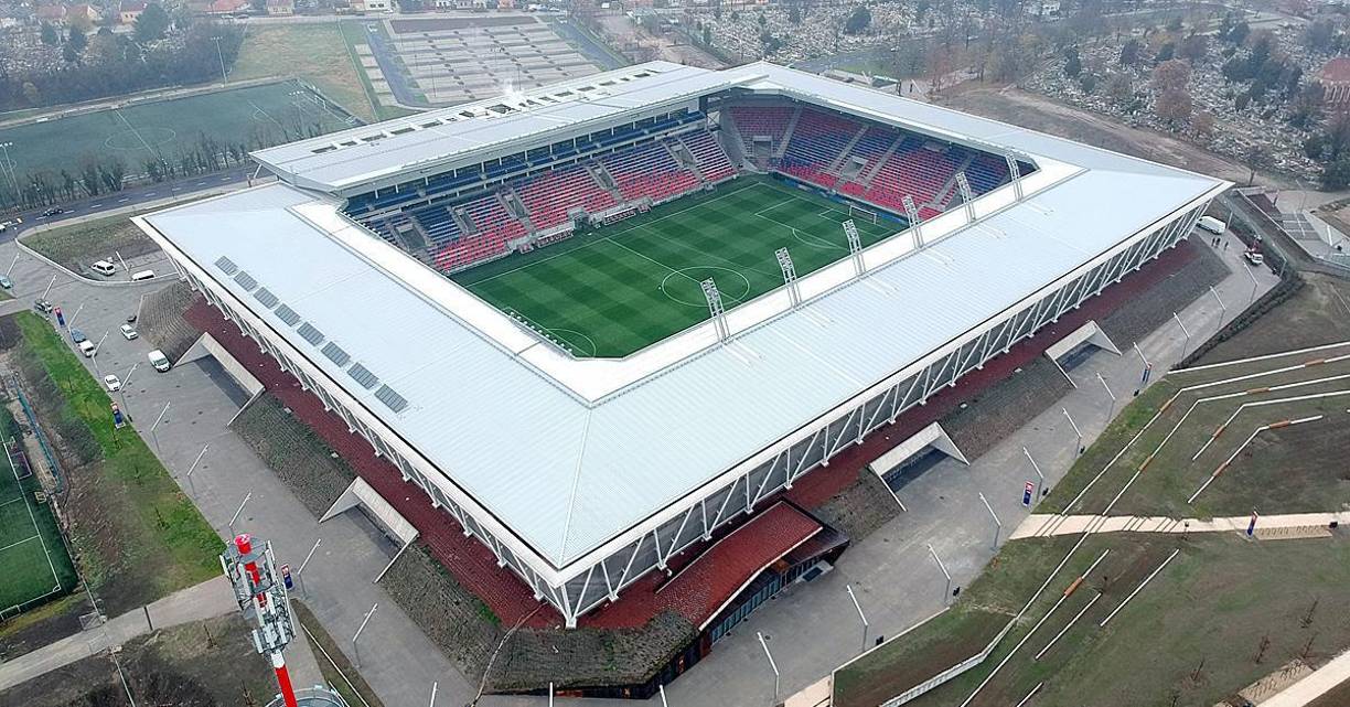 El recinto tiene capacidad para más de 14 mil aficionados. Este estadio fue el reemplazo del antiguo Sóstói Stadion demolido en 2016.