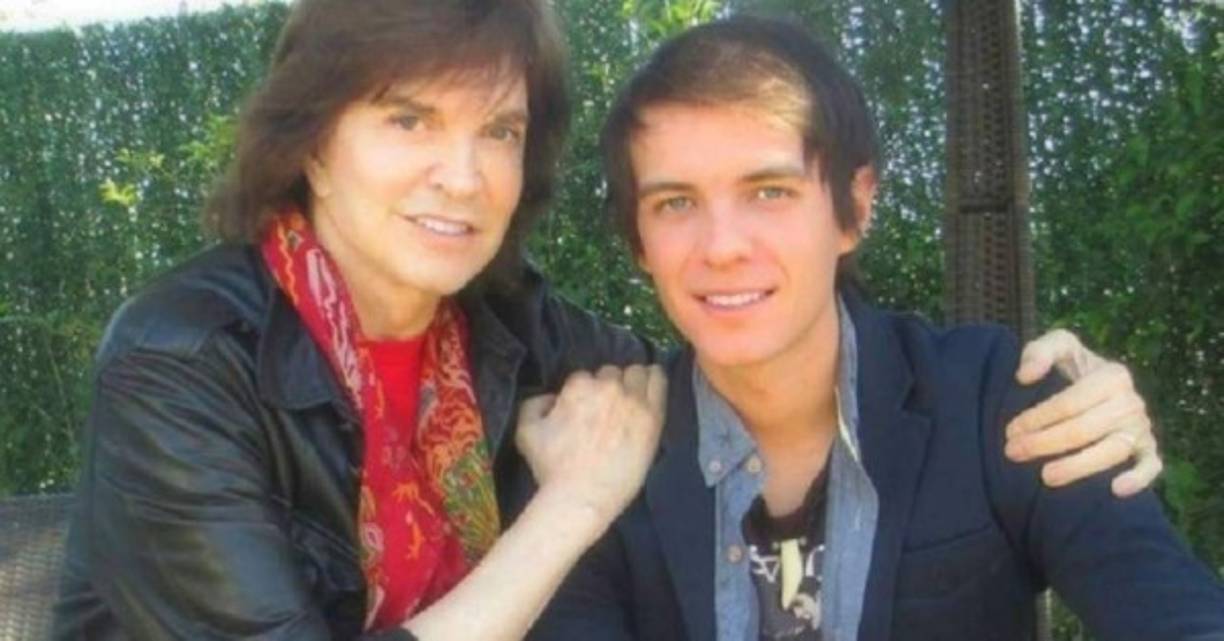 En 1983 nació su hijo Camilo fruto de una relación con Ornellas y, tres años más tarde, escribió su autobiografía al mismo tiempo que decidió retirarse voluntariamente de los escenarios.