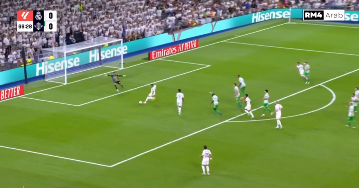 Madrid la pasaba mal, pero al 66’ un excelente pase de Fede Valverde taco, habilitó a Mbappé para que marcara su primer gol.