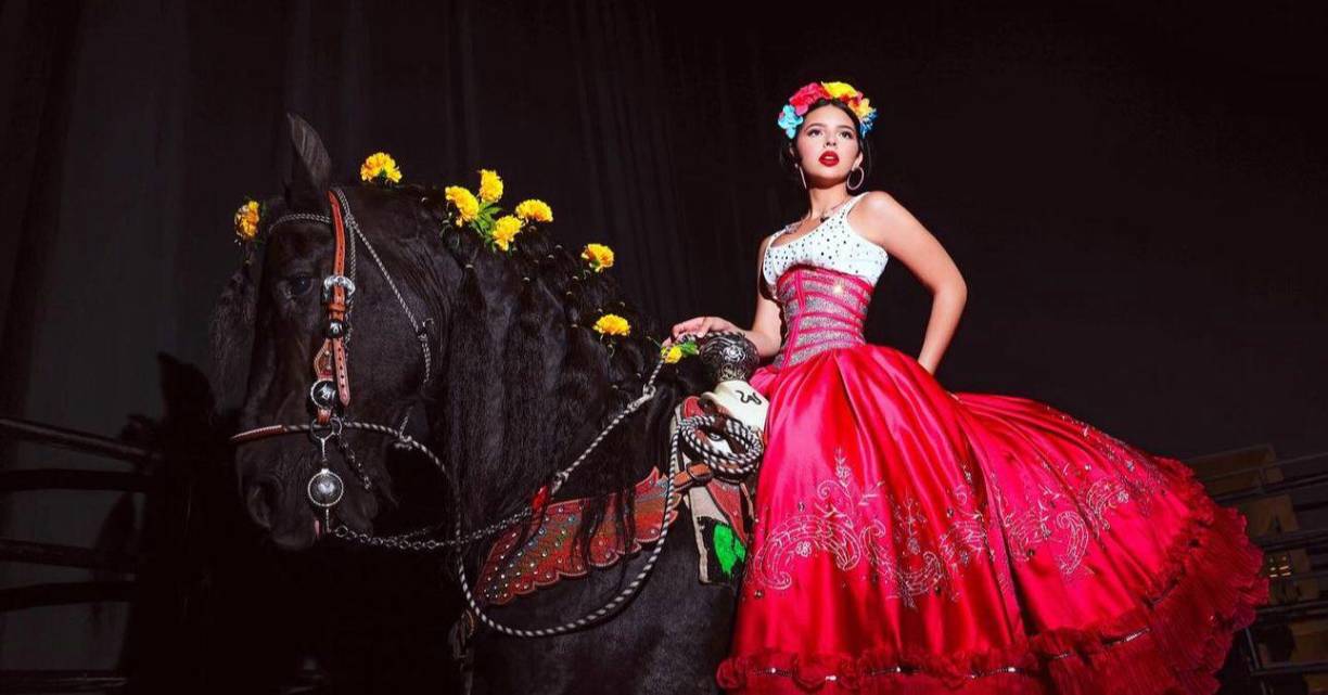 Recientemente, Ángela Aguilar recibió un comentario en un video de su cuenta oficial de Tiktok que no fue de su agrado, lo que hizo enfurecerla y que desactivara la bandeja de comentarios en todas sus publicaciones de sus redes sociales.