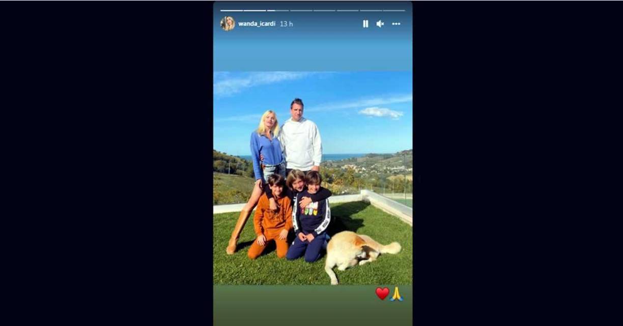 En medio de todo el escándalo, Wanda Nara no se olvida de Maxi López y le ha hecho un guiño. La empresaria argentina se ha acordado de su ex marido, compartiendo una imagen en sus stories de Instagram del ex delantero del Barça junto junto a los tres hijos que tienen en común (Valentino, Benedicto y Constantino) y la pareja de este, Daniela Christiansson.