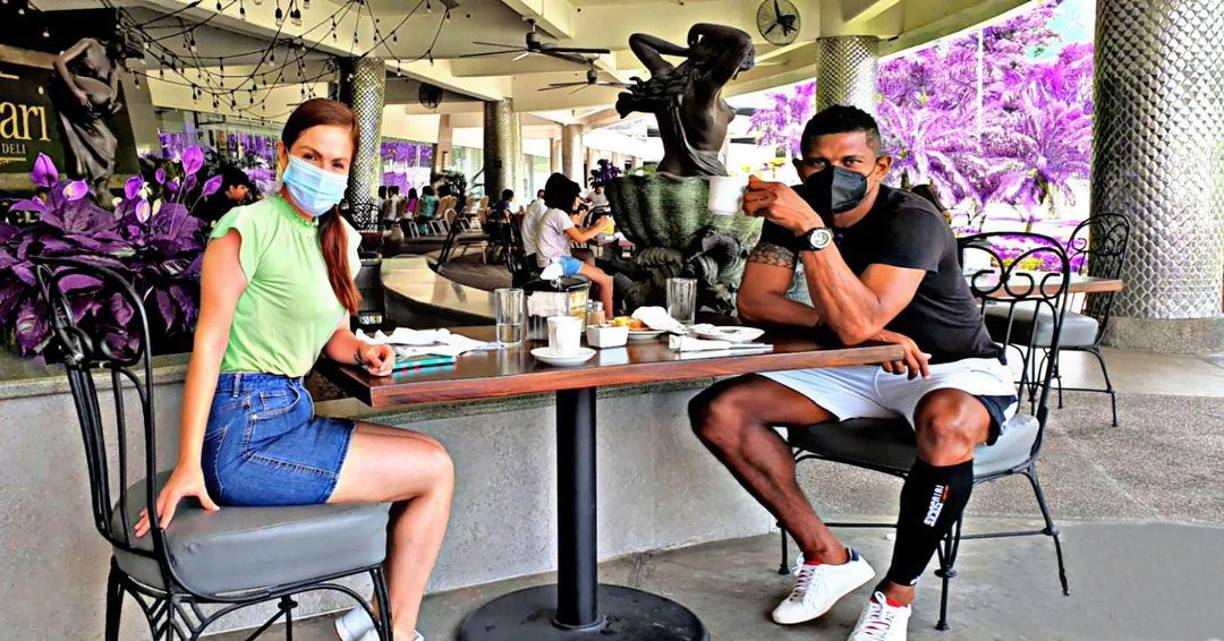 Karen Torres es la esposa de Carlo Costly. 