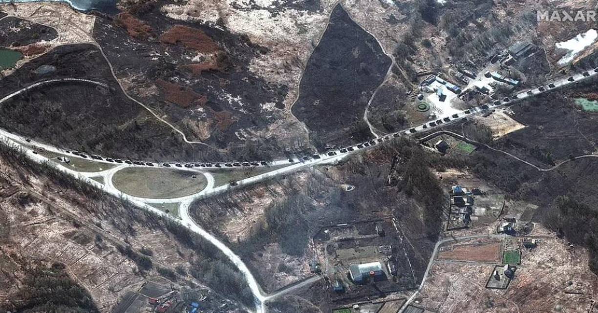 Emergencies personnel carry the body out of the damaged local city hall of Kharkiv on March 1, 2022, destroyed as a result of Russian troop shelling. - The central square of Ukraine's second city, Kharkiv, was shelled by advancing Russian forces who hit the building of the local administration, regional governor Oleg Sinegubov said. Kharkiv, a largely Russian-speaking city near the Russian border, has a population of around 1.4 million. (Photo by Sergey BOBOK / AFP)