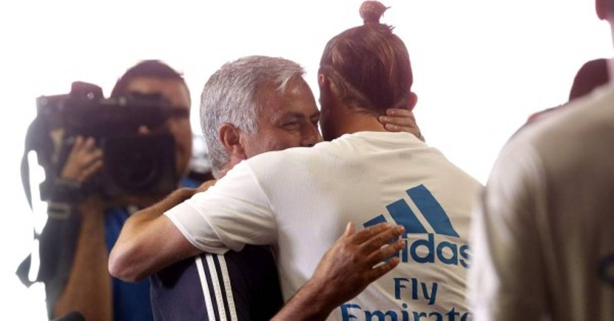 José Mourinho, técnico del Manchester United, ha dejado la puerta abierta a Gareth Bale cuando este martes ha sido preguntado en rueda de prensa por un hipotético interés de los ‘diablos rojos’ en el extremo galés. El estratega lo quiere sacar del Real Madrid.