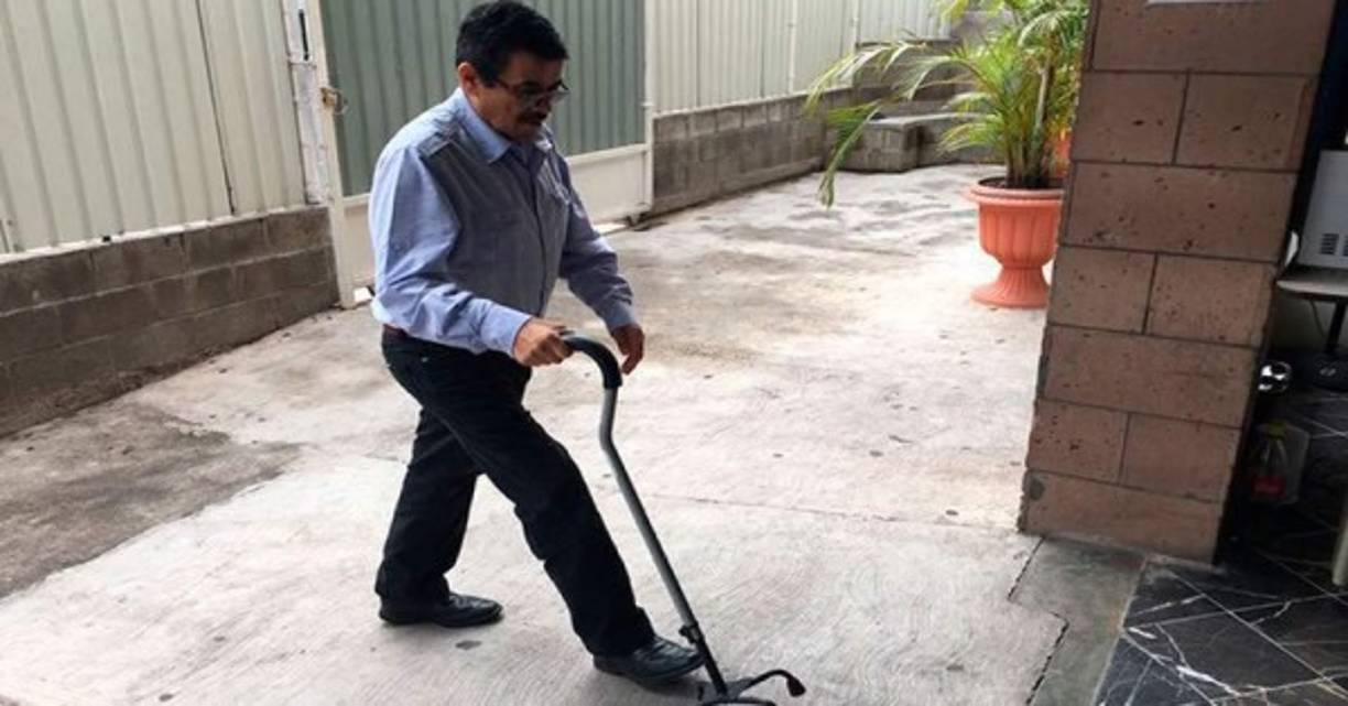 Así llegó hoy a los tribunales de justicia el exfuncioanrio;apoyándose en un bastón, esto demostró las difíciles condiciones de salud por las que está pasando.