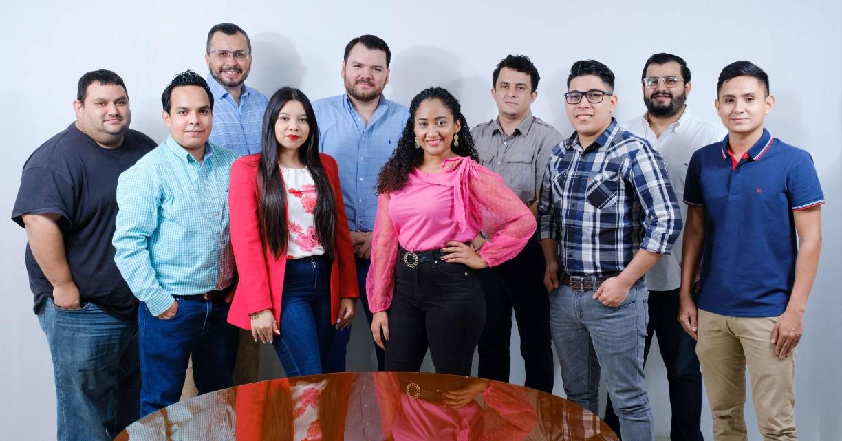 Otro de los reporteros veteranos del diario líder, pero siempre a la vanguardia en la cobertura de sucesos es Héctor Montoya, con 27 años de constante trabajo.“Ser periodista es un reto día a día, nuestra área exige mucha disciplina, esmero y sacrificio; hay muchos obstáculos, no existen los horarios ni las excusas, todo con el fin de que las personas se puedan informar”.