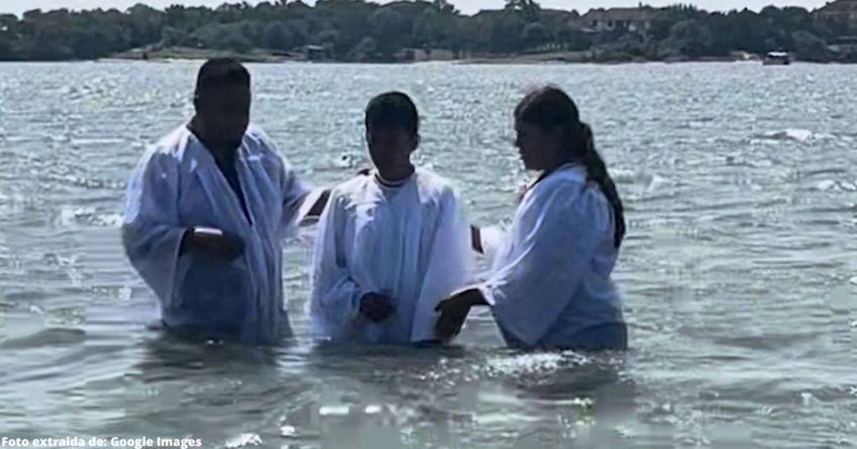 El Departamento de Policía de Waxahachie informó que la joven fue rescatada por un navegante de Red Oak, Texas. Se le realizó reanimación cardiopulmonar (RCP) con éxito y fue trasladada al hospital para recibir atención médica adicional.