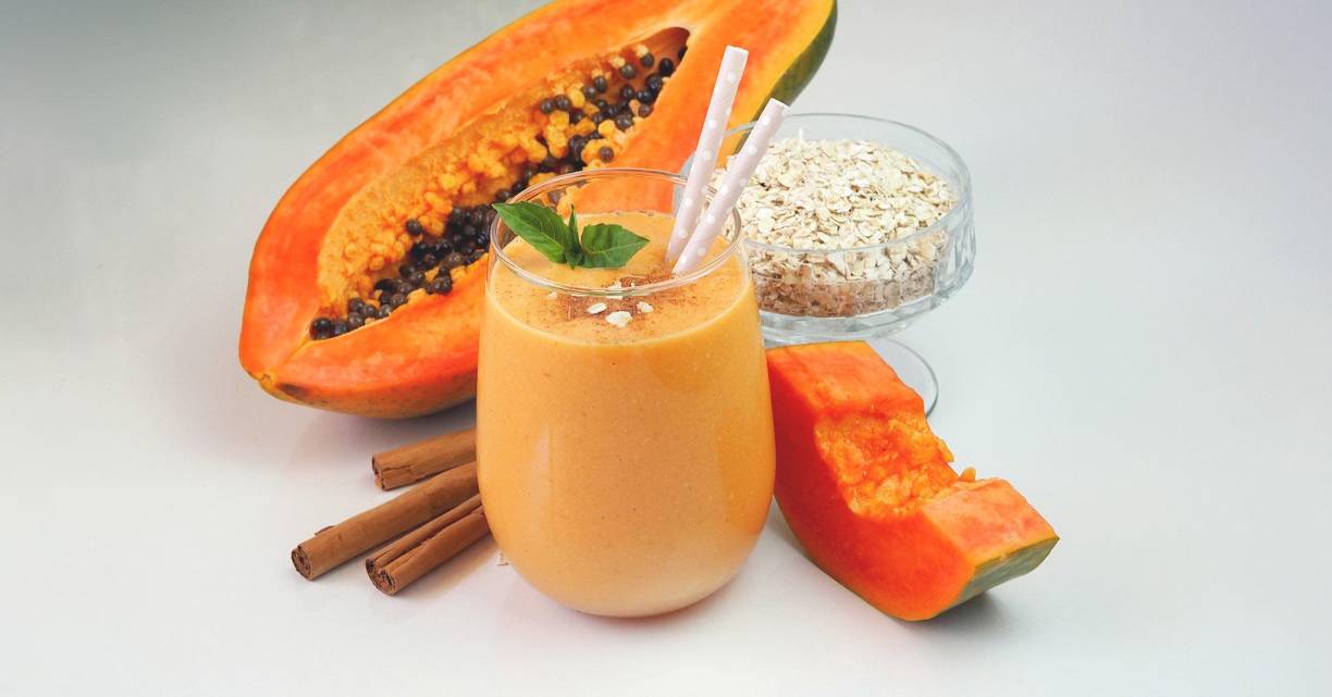 Debido a sus beneficios nutricionales y por ser una gran opción de desayuno, la papaya y la avena son dos opciones perfectas para preparar un licuado rico y <b>repleto de propiedades saludables.</b>