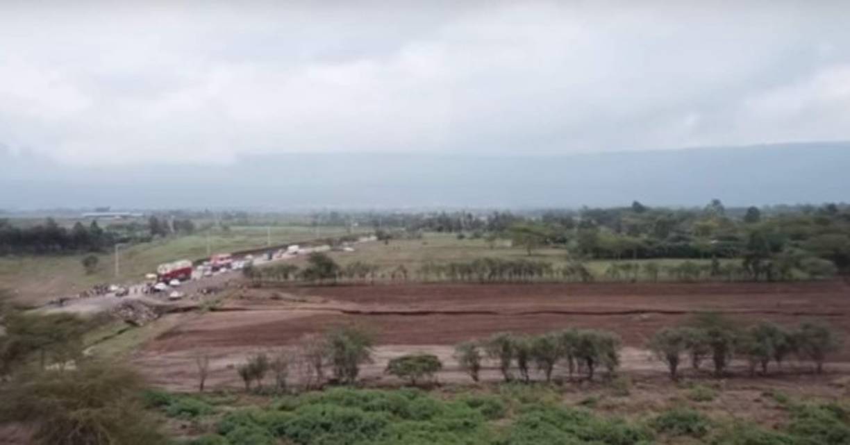 La tierra comenzó a a abrirse en Mai Mahiu, el pasado 18 de marzo, después de un fuerte aguacero de semanas con lluvias intensas, inundaciones y temblores.