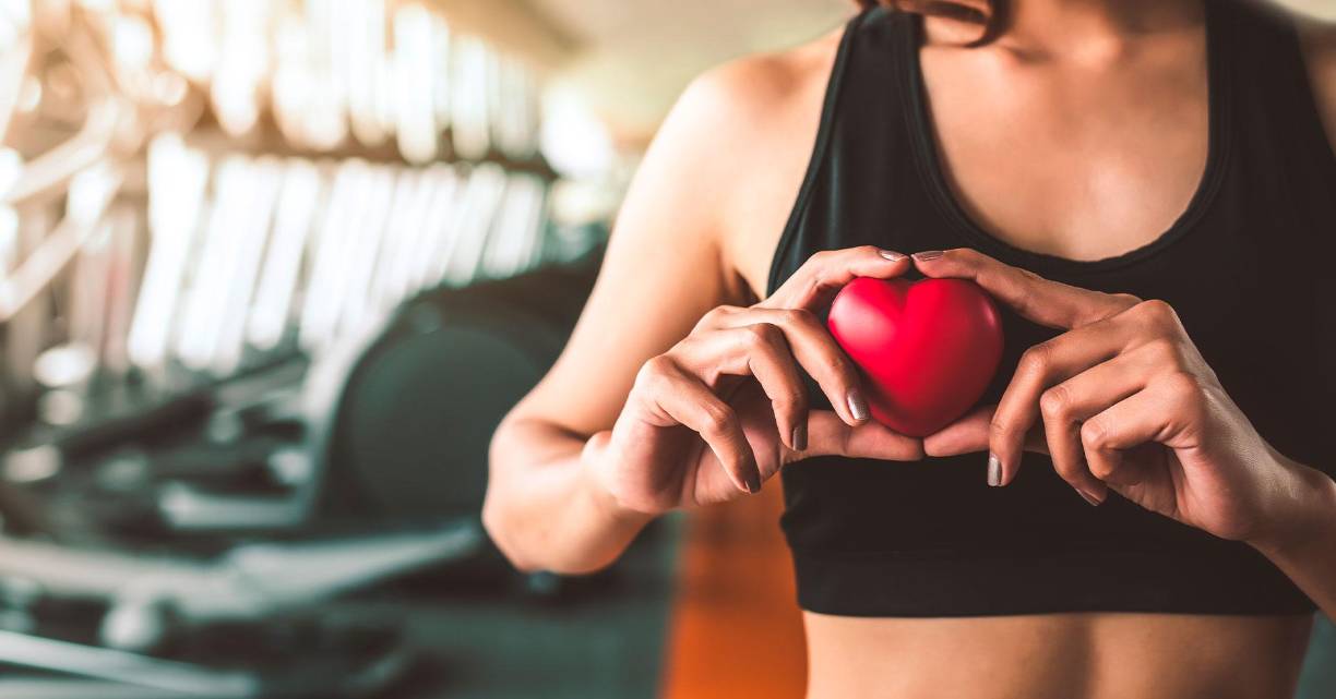 La <b>actividad física </b>es un pilar fundamental para mantener una buena salud general, y en particular, para proteger y <b>fortalecer el corazón</b>. Diversas investigaciones y expertos coinciden en que incorporar ejercicio regular no solo mejora la condición física, sino que también reduce significativamente el <b>riesgo de enfermedades cardiovasculares</b>, una de las principales causas de muerte en el mundo.