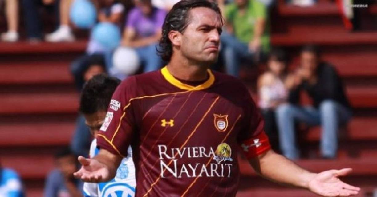 Juan Carlos 'Cheto' Leaño, mexicano y defensa central, jugó en el equipo Tecos propiedad de su papá, Antonio; y dicen que varios entrenadores fueron despedidos por no querer meter al hijo del dueño.