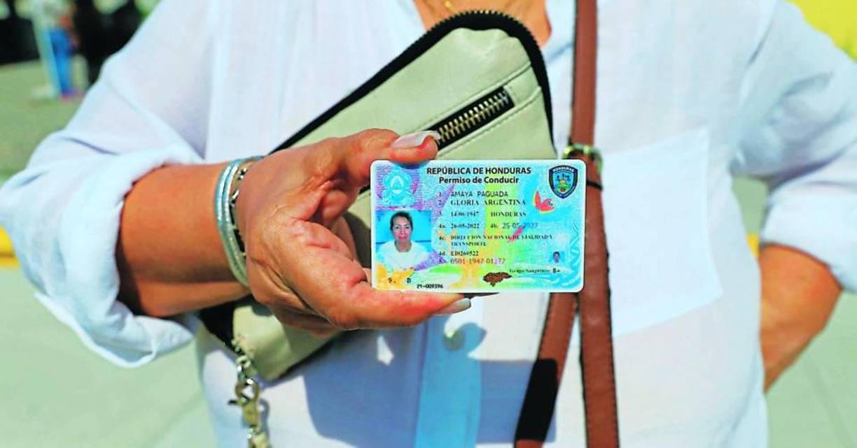 RENOVACIÓN DE LICENCIAS DE CONDUCIR:En cuanto a la renovación de licencias de conducir, los solicitantes deben comprar la cita en el banco, practicarse los exámenes físicos, de la vista y psicológicos, luego ingresar a la página transitohonduras.gob.hn y allí seleccionar “solicitud renovación de licencia de conducir”.El siguiente paso es llenar el formulario con datos personales, elegir el tipo de licencia que desea renovar y adjuntar la información solicitada. Deben verificar el correo electrónico proporcionado para que se le programe la cita con el agente de Tránsito, que se hará vía Zoom. Luego tendrá que asistir el día y a la hora indicada para reclamar la licencia.