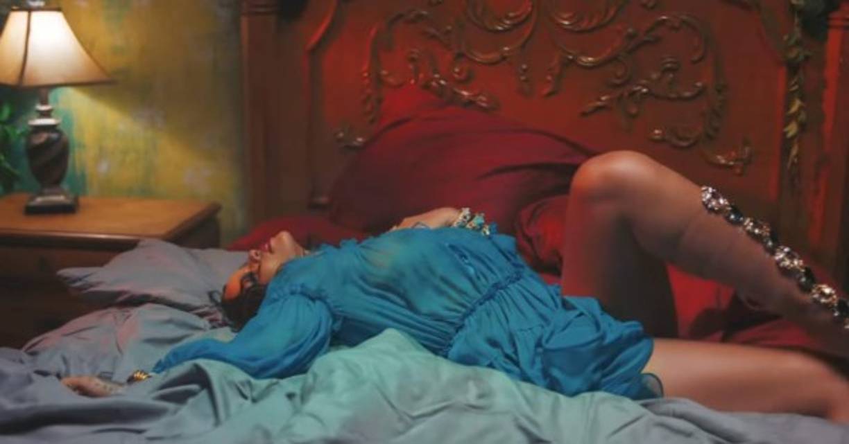 A Rihanna la han criticado por su aumento de peso, llegando incluso a decir que estaba embarazada, algo que fue desmentido. Sin embargo en esta imagen muestra una gran figura muy tentadora y escultural.