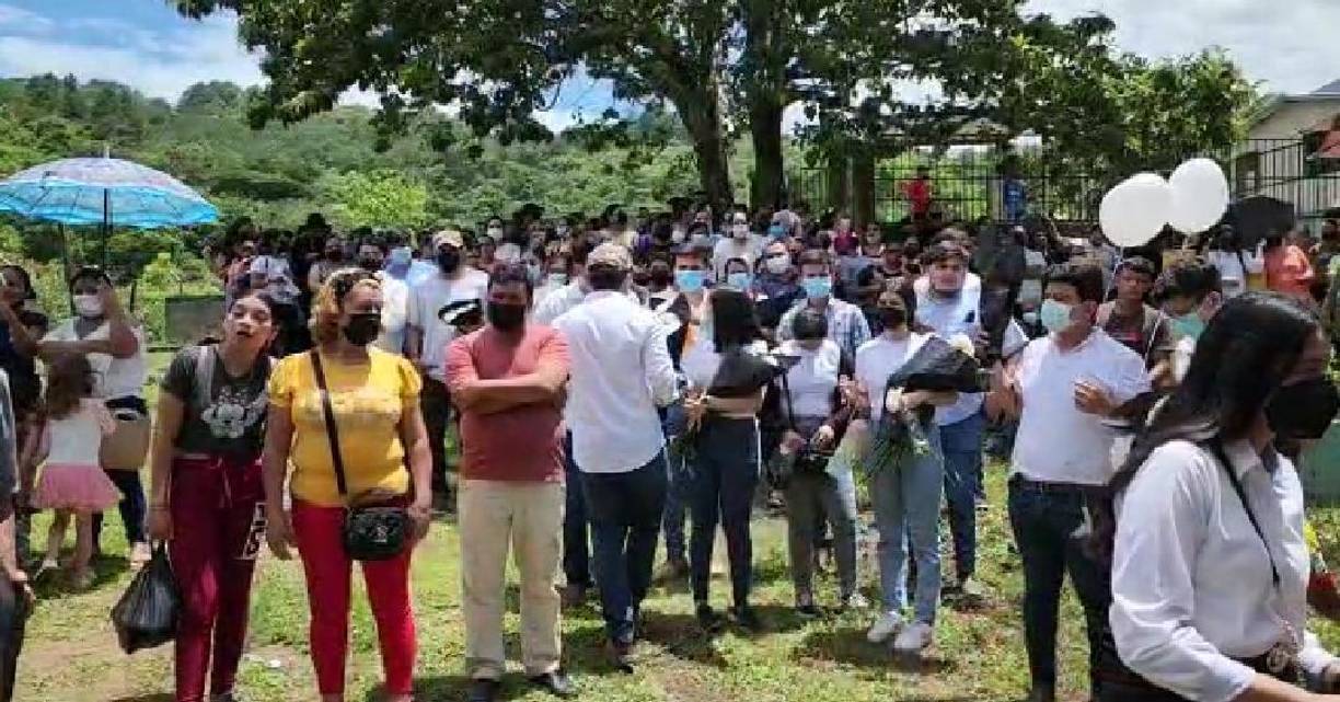 Con Flores y globos fueron despedidos los tres jóvenes, por sus familiares y amigos.