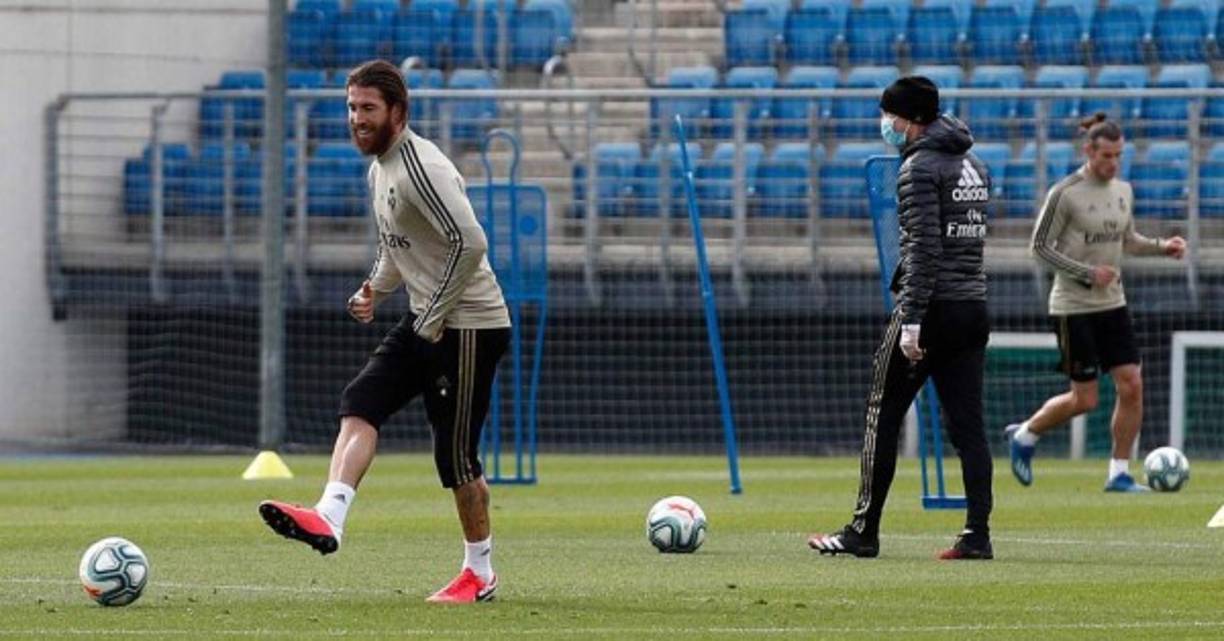 Los jugadores del Real Madrid volvieron este lunes al trabajo tras pasar la pasada semana las pruebas de detección del nuevo coronavirus. En la práctica solo una persona usó su respectiva mascarillas y se pudo ver el nuevo look de algunos futbolistas. Fotos Real Madrid.com