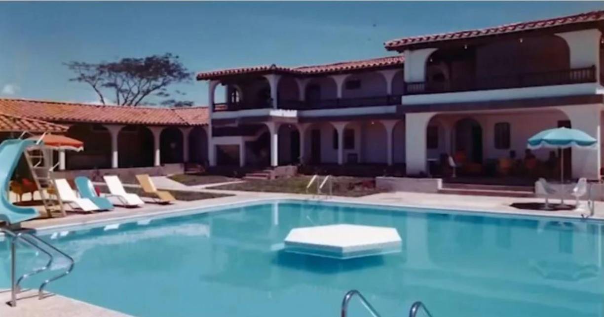 Se estima que la fortuna de Pablo Escobar llegó a ser de entre 30.000 y 60.000 millones de dólares en su apogeo. De hecho, en su mejor momento, fue considerado una de las personas más ricas del mundo, y su fortuna se construyó principalmente con el tráfico de cocaína. Para ponerlo en perspectiva, Escobar generaba alrededor de 420 millones de dólares al mes. Así se veía la Mansión Escobar.