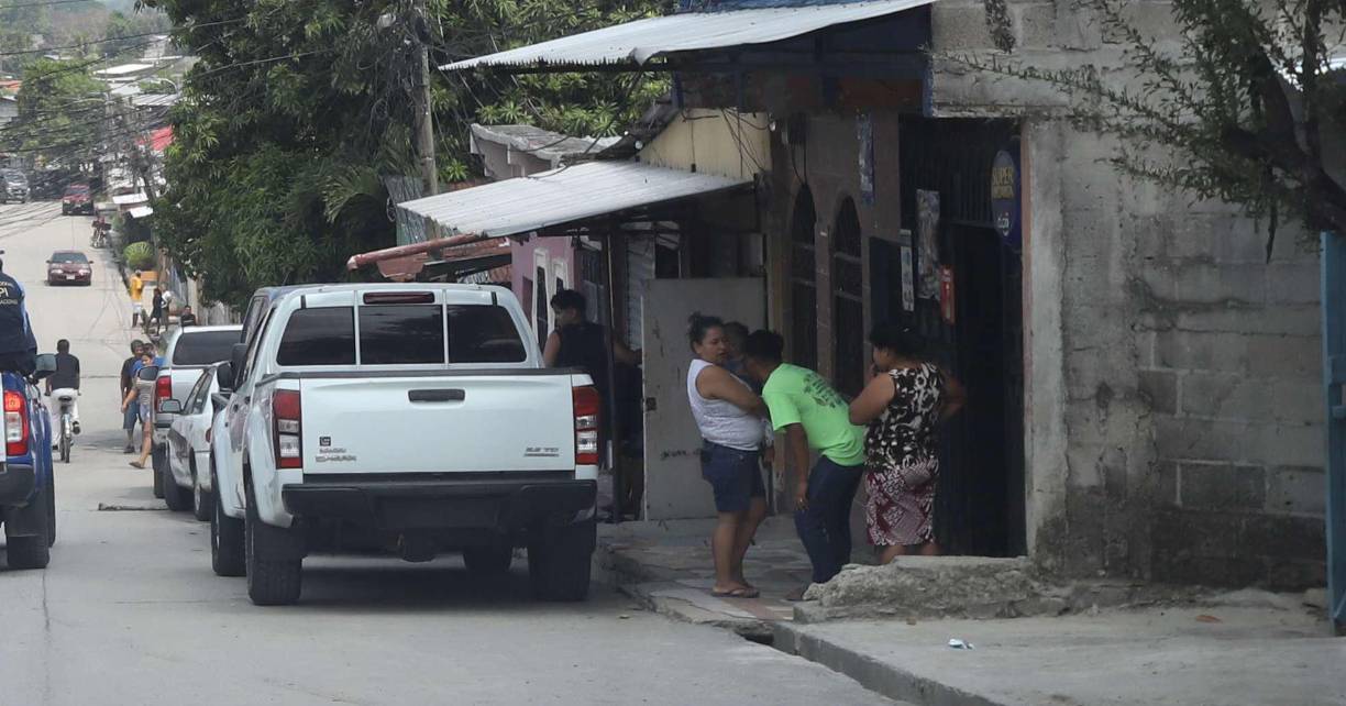 Añadió que a su hermana los homicidas le hicieron varias heridas en el cuello y luego le dispararon frente a sus hijos. El cadáver de Xiomara quedó tirado boca abajo en la cocina de la vivienda, sus familiares le colocaron una sábado para taparlo mientras llegaban el fiscales y el médico forense.