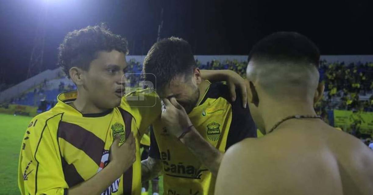Estos dos aficionados del Real España fueron a darle apoyo a Ramiro Rocca en el momento que el argentino estaba llorando.