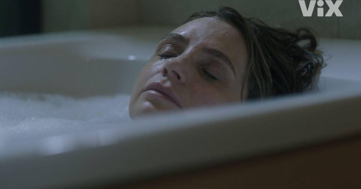 La mujer conoce entonces en una galería a un hombre más joven, con quien tiene un encuentro romántico, además de otras imágenes en las que la actriz aparece en una bañera.