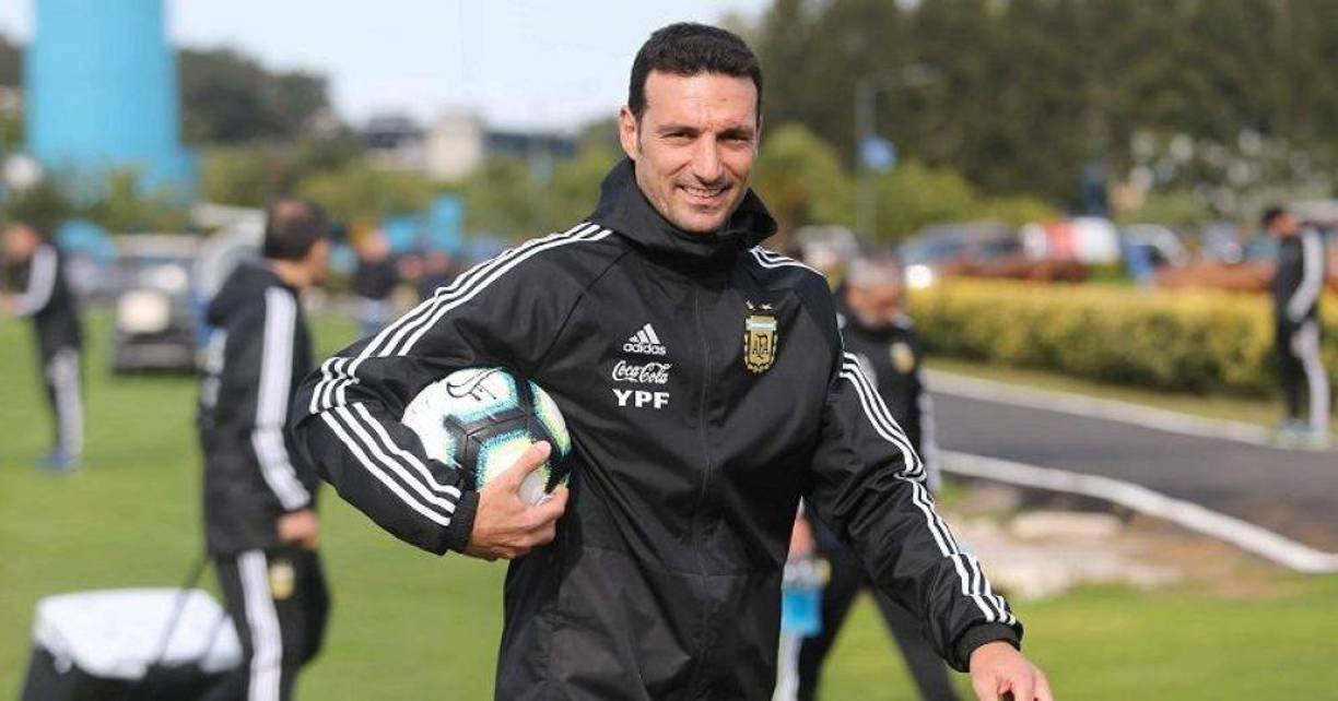 Scaloni arribó como entrenador interino en 2019 a la selección de Argentina luego del pasado de Jorge Sampaoli y perdió las semifinales de la Copa América 2019, pero se mantuvo y lo demás ya es historia exitosa.