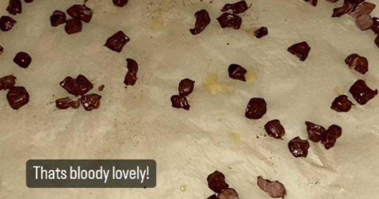 “Esto es endemoniadamente bueno (That’s bloody lovely)”, escribió Haaland sobre su curiosa cena. Una comida que está siendo muy criticada.