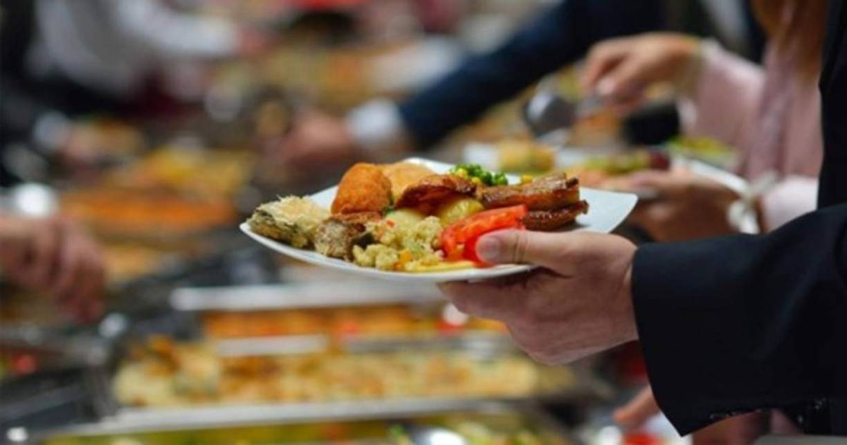 La Organización Mundial de la Salud (OMS) aseguró este jueves que no se debe temer una transmisión del nuevo coronavirus a través de la comida, después de que China anunciara haber descubierto partículas del covid-19 en alimentos importados.