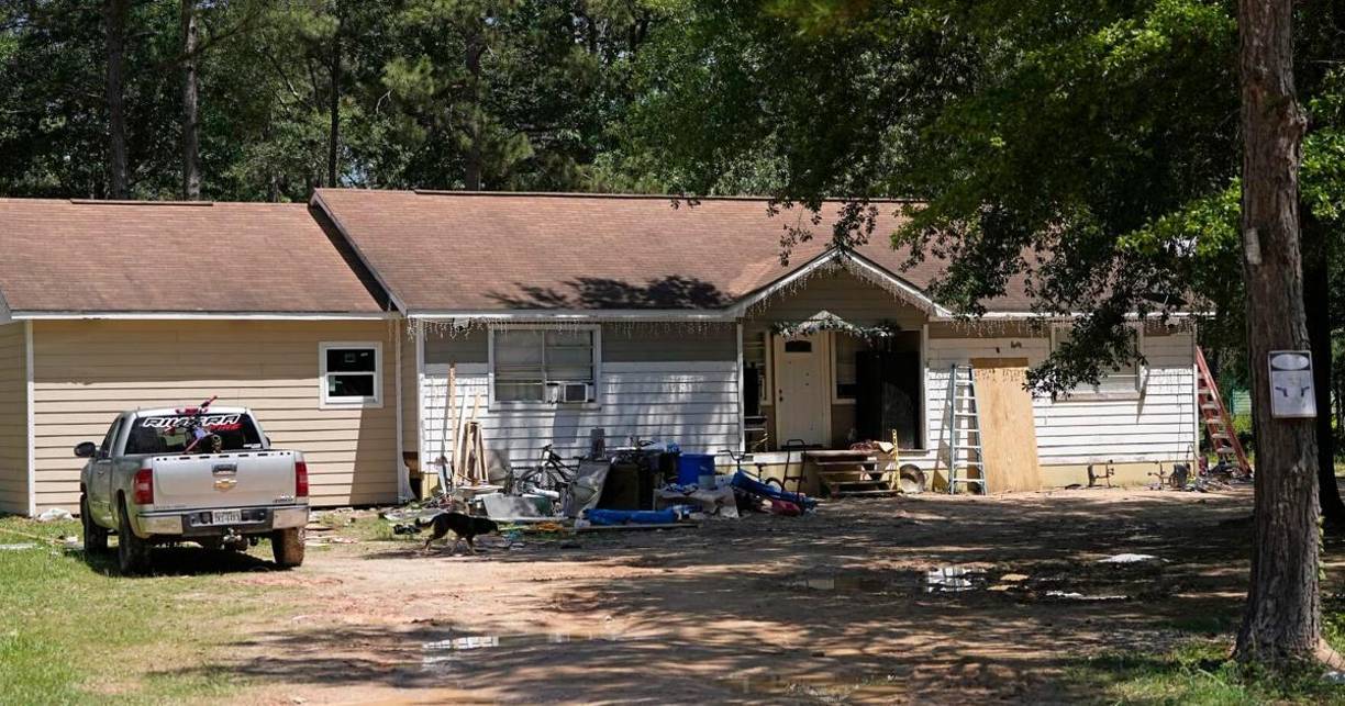 El hombre respondió irrumpiendo en la vivienda de sus vecinos para dispararles en el cuello y la cabeza, como si se tratara de una “ejecución”, de acuerdo con el informe policial.