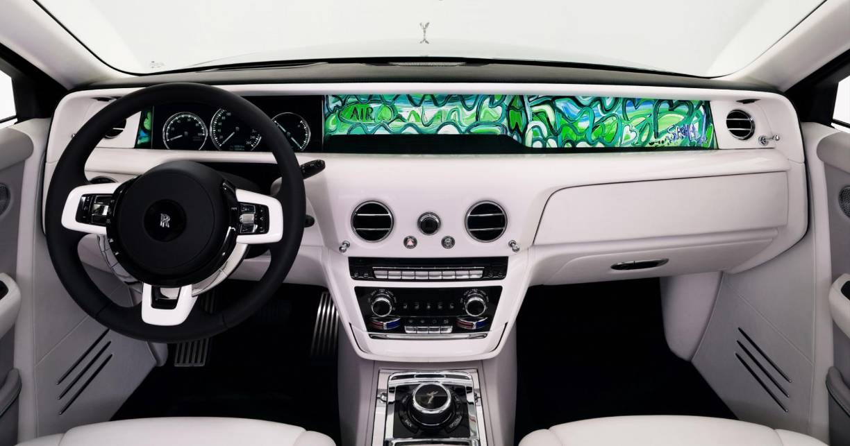 Este auto también alcanza los 100 km/h en cuestión de 4,9 segundos, y tiene una velocidad punta de 250 km/h, características que lo convierten en uno de los coches más lujosos del mercado.