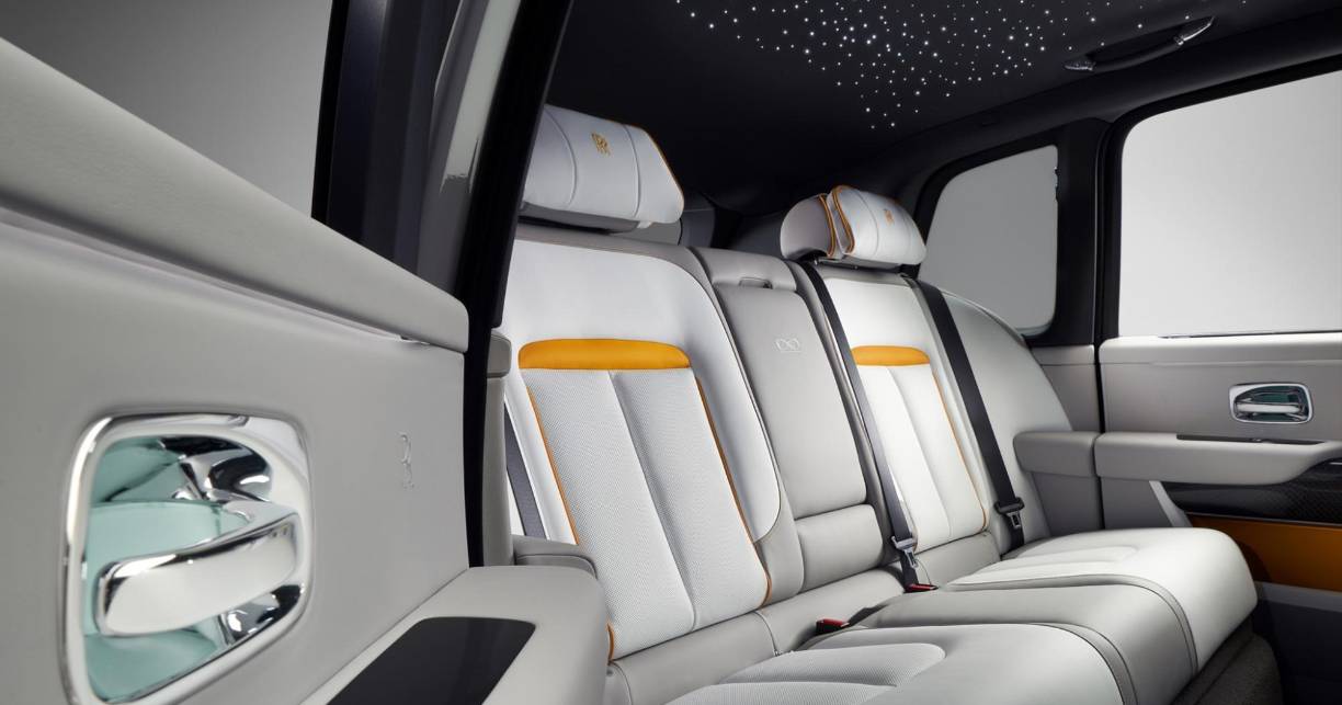 En su interior, además, hay una pantalla de 10,5 pulgadas, puertas de apertura suicida, y demás lujos similares a otros modelos de esta marca.