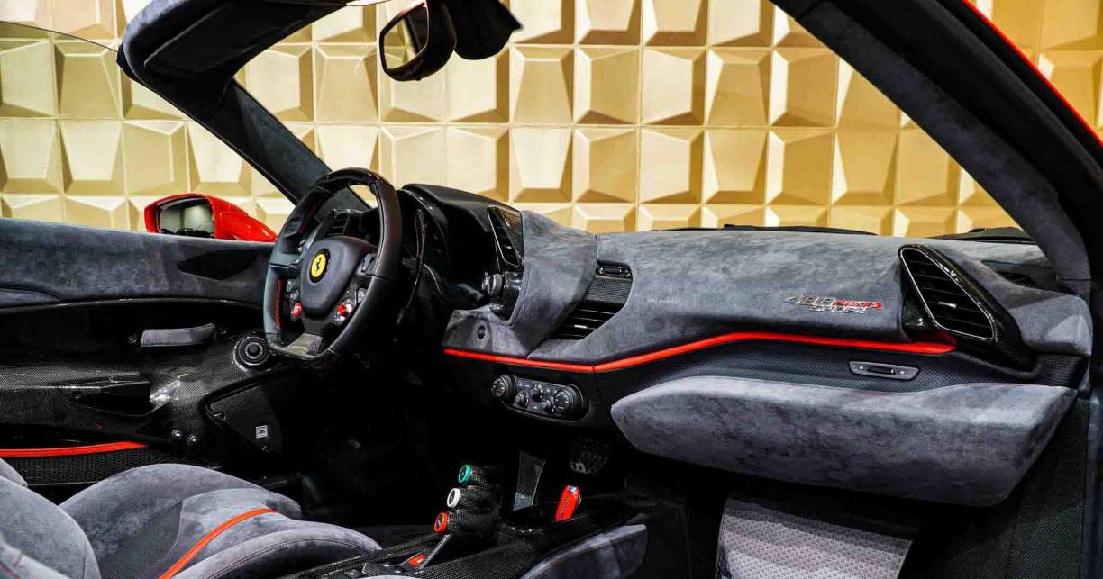 La revista GQ señala que el delantero del PSG se habría decantado Ferrari 488 Pista, con un V8 de 720 CV, que <b>cuesta alrededor de 500.000 euros.</b>