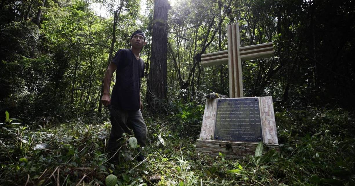 “Morir por la patria es vivir”, reza uno de los escritos en el inmenso monumento, que también contiene las coordenadas exactas del lugar. 